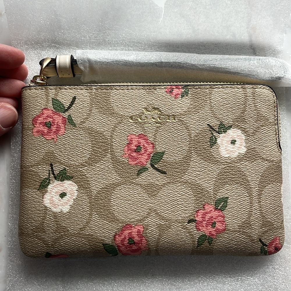 NWT Coach Corner Zip Wristlet Signature Floral Print Wallet